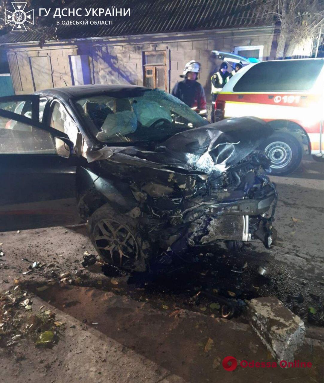 В Рени легковушка врезалась в электроопору – водитель в больнице
