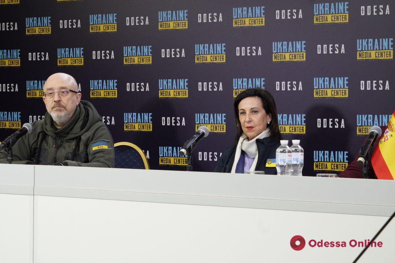«Украина защищает всю Европу»: Одессу посетили министры обороны Украины и Испании