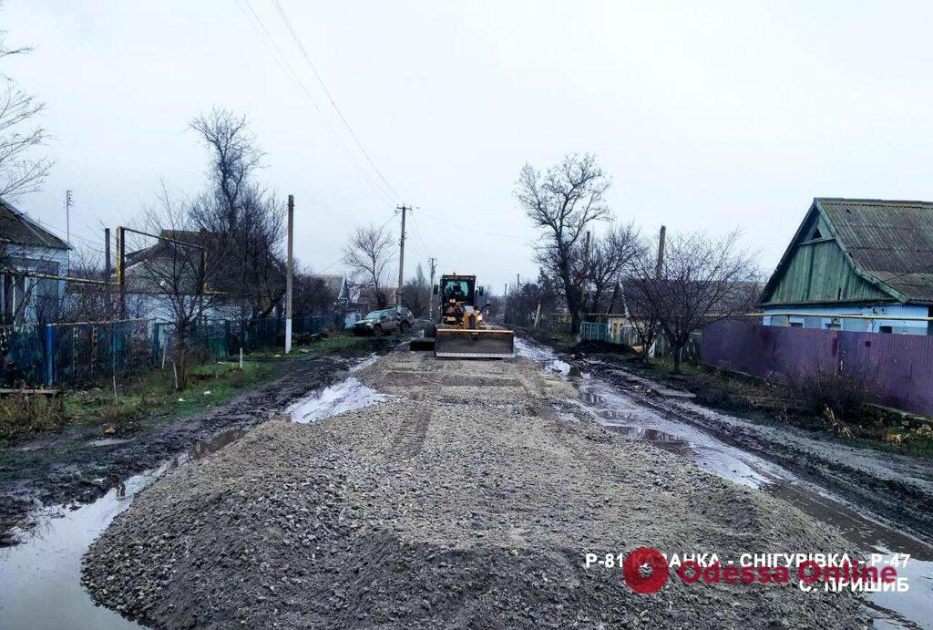 На освобожденных территориях Николаевской области восстанавливают дороги (фото)