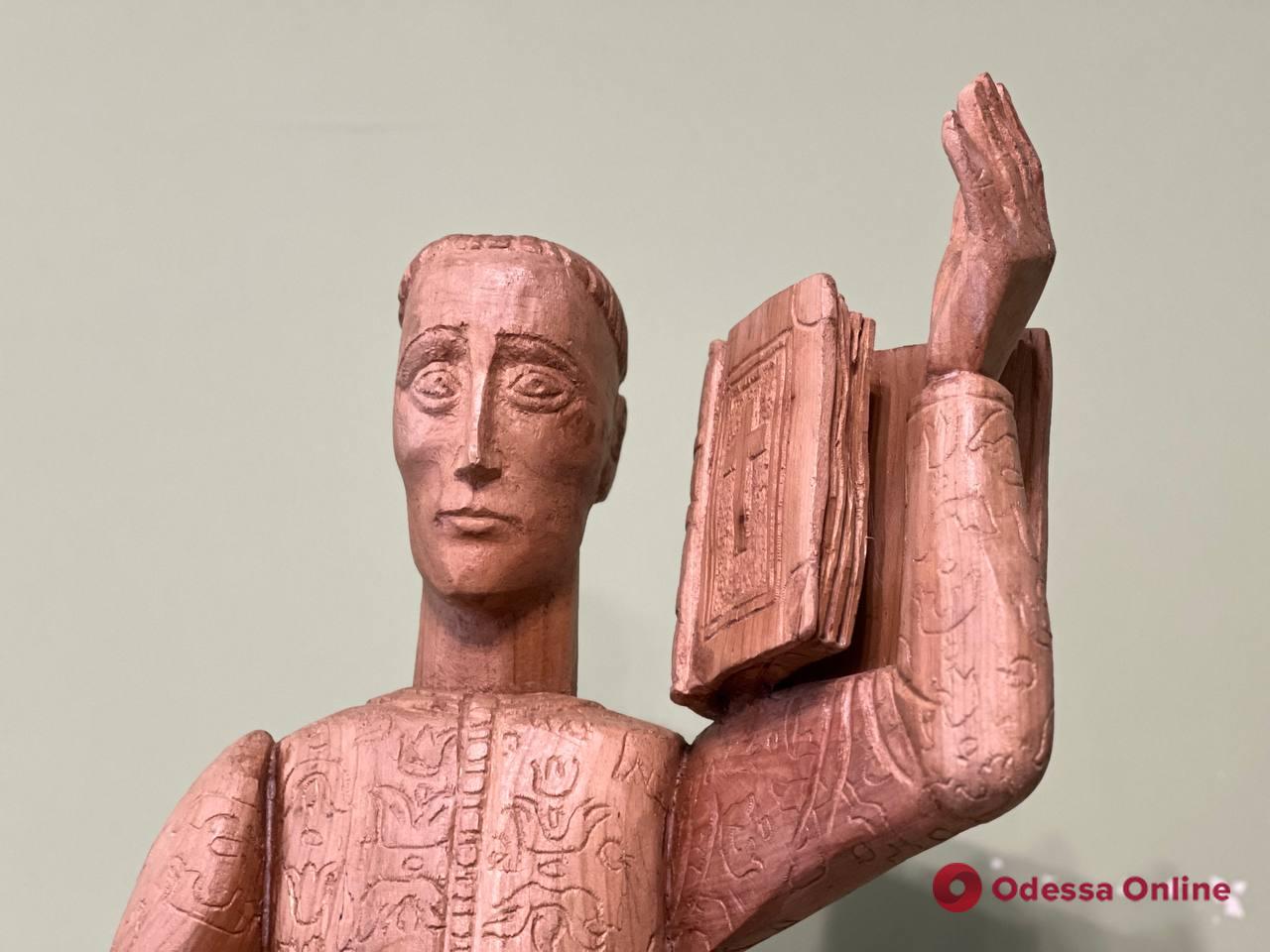 Одесской научной библиотеке передали скульптуру Григория Сковороды