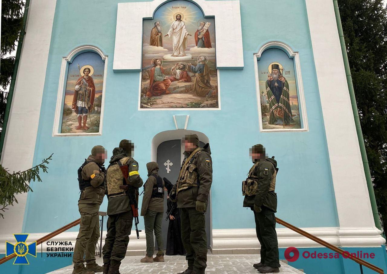 СБУ обнаружила в епархиях УПЦ МП российские паспорта, «пропуска федеральных советников рф» и флаг «новороссии»
