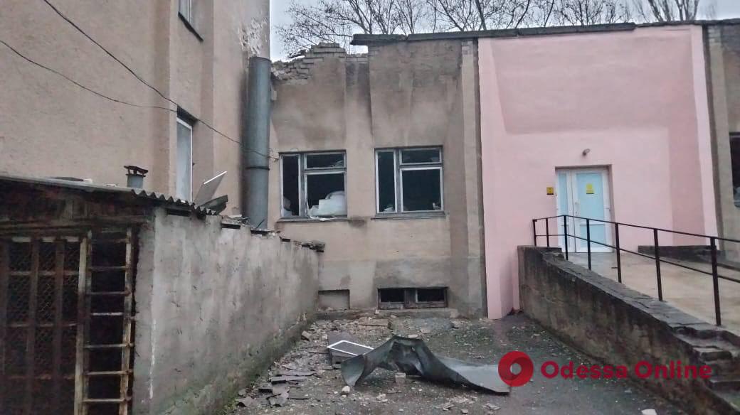 Российские оккупанты обстреляли больницу в Херсоне: есть пострадавшие
