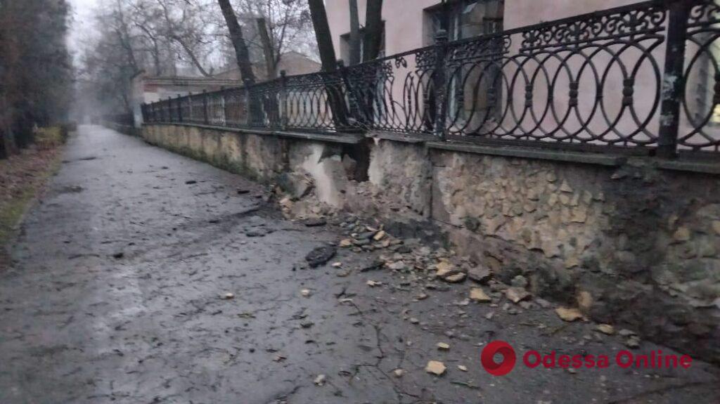 Російські окупанти обстріляли лікарню у Херсоні: є постраждалі