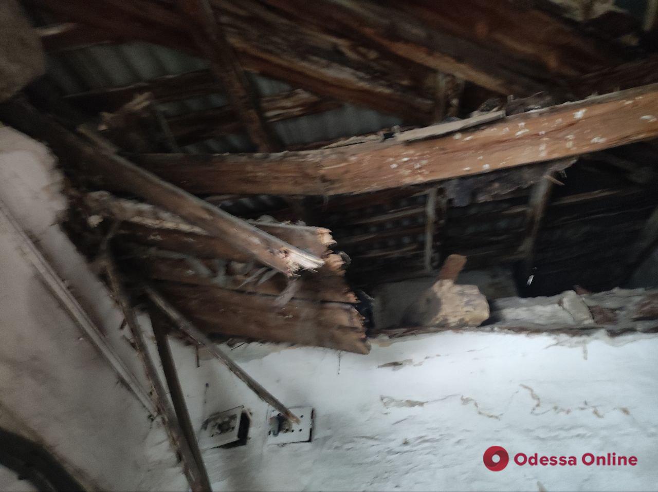В центре Одессы обрушилась крыша дома