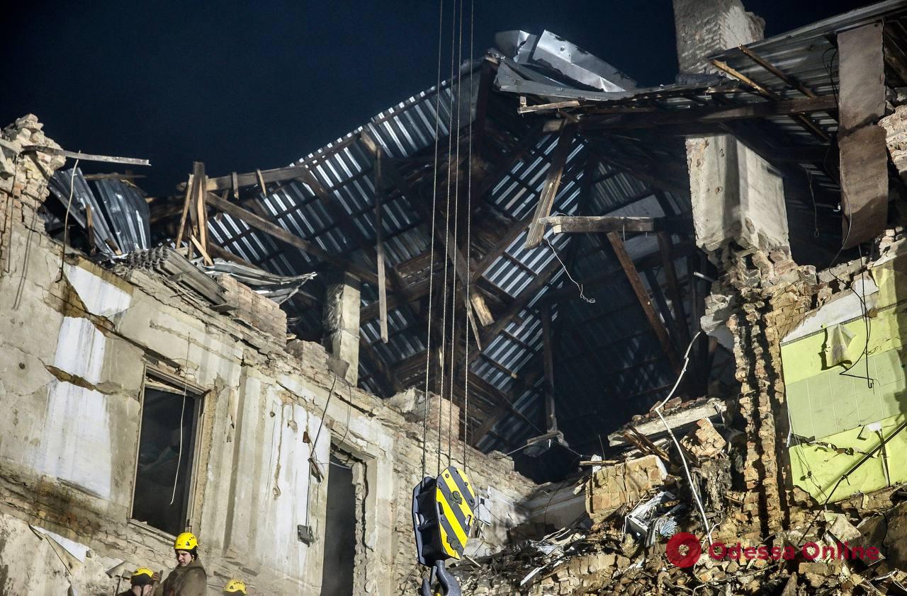В Кривом Роге из-под завалов разрушенного российской ракетой дома достали тело 1,5-годовалого мальчика
