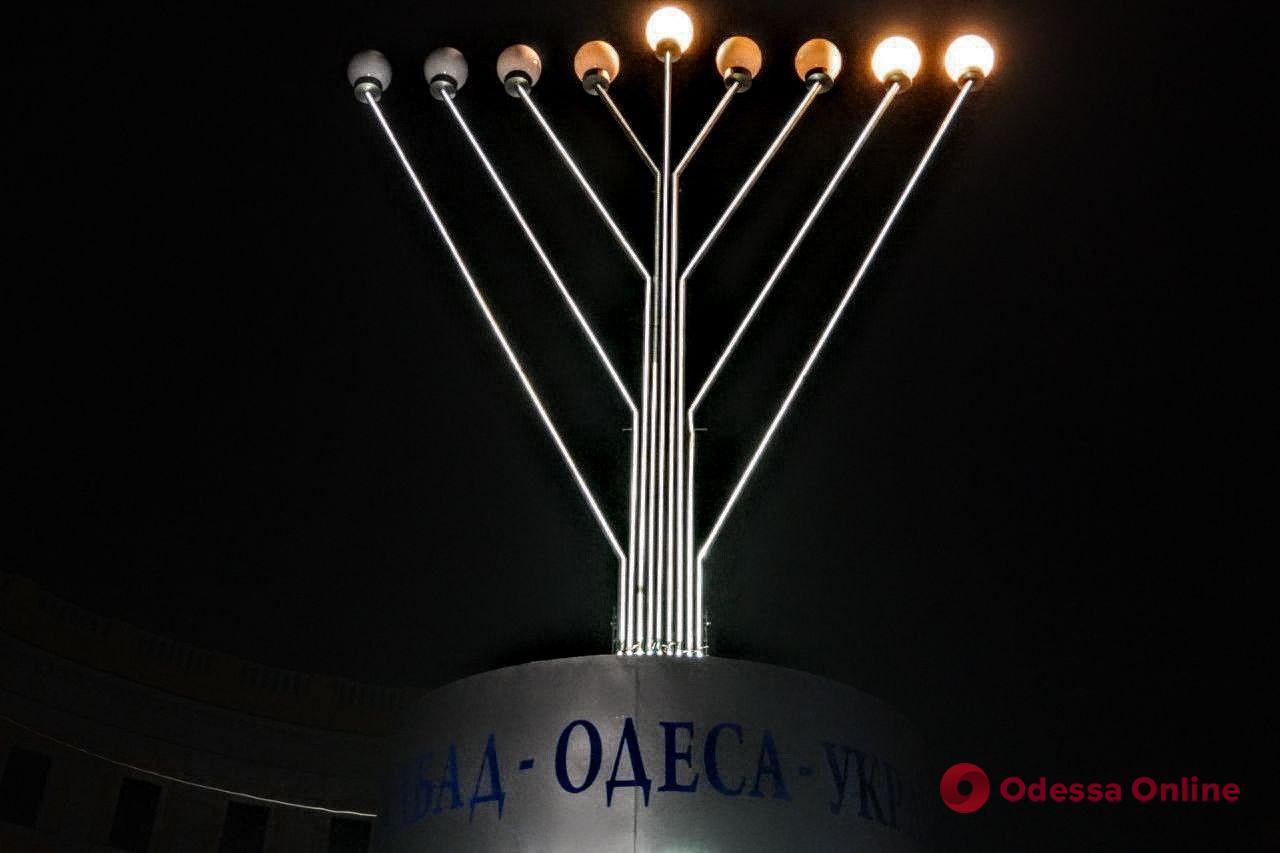 «Свет победит тьму»: в Одессе зажгли первую Ханукальную свечу (фото)