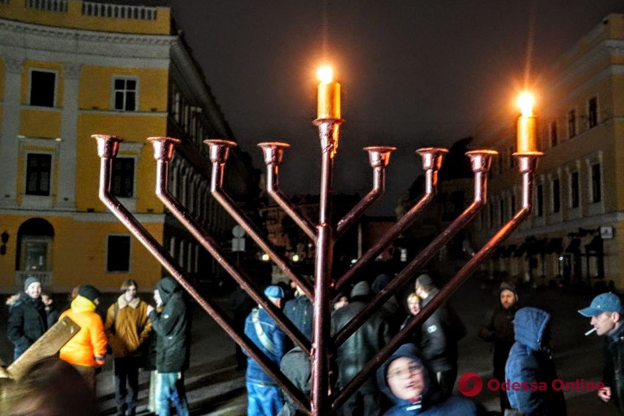 “Світло переможе пітьму”: в Одесі запалили першу Ханукальну свічку (фото)