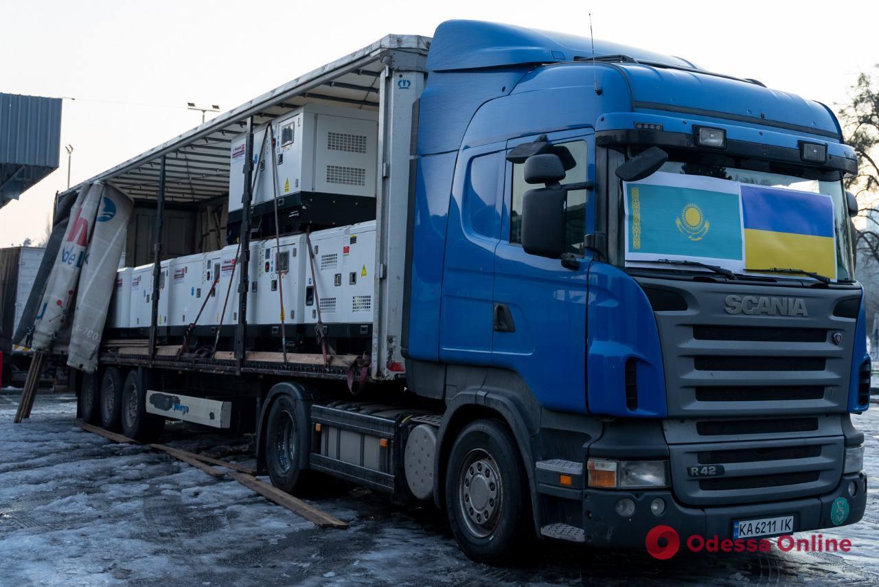 Казахстан передал украинским медикам 41 мощный генератор