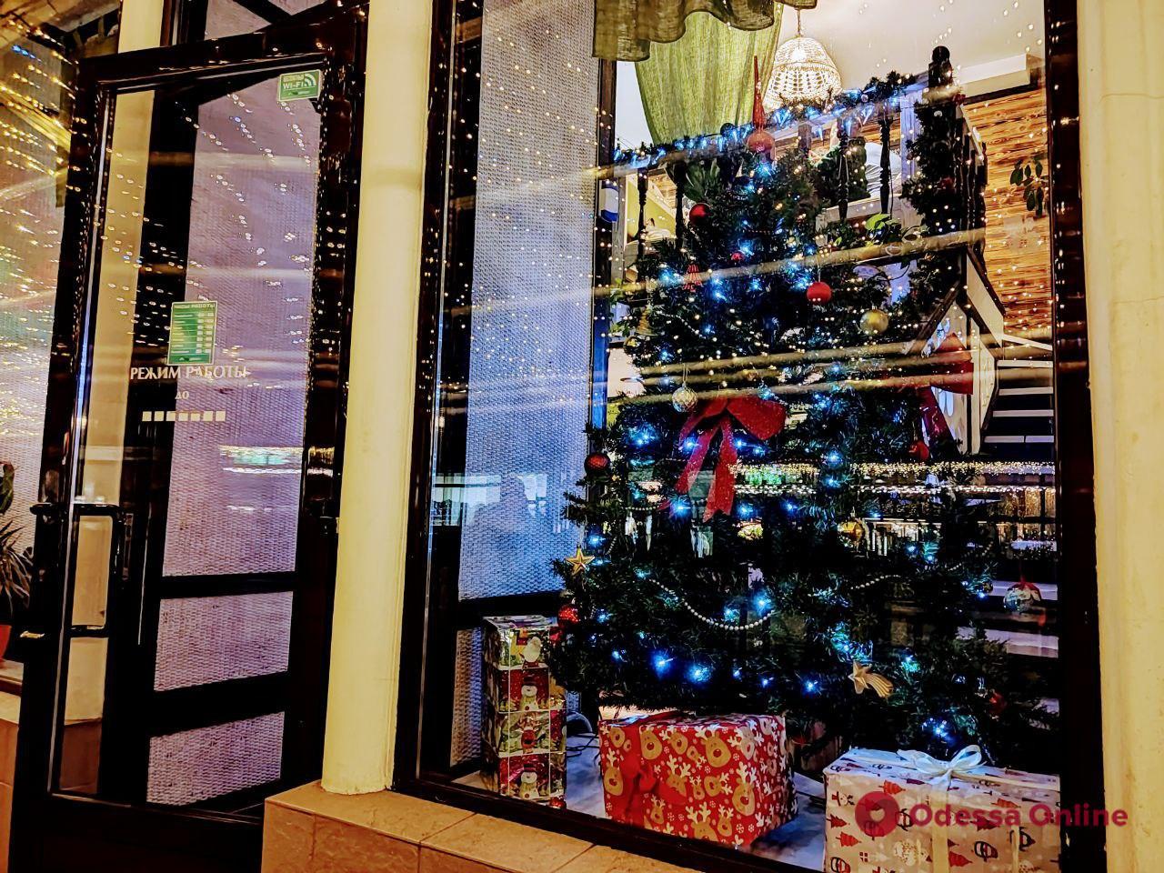 Немного праздника: одесские витрины украсили к Новому году (фоторепортаж)