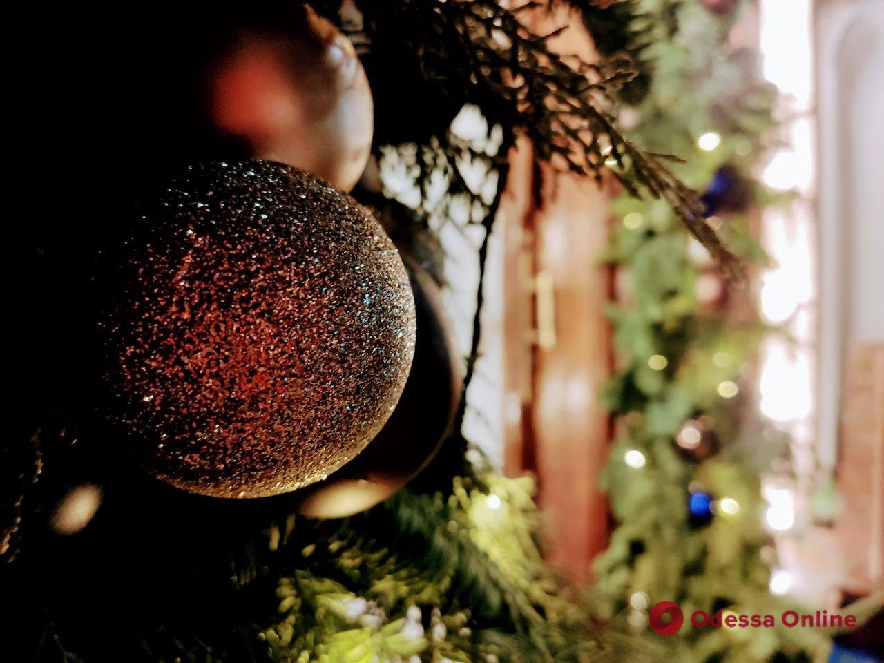Немного праздника: одесские витрины украсили к Новому году (фоторепортаж)