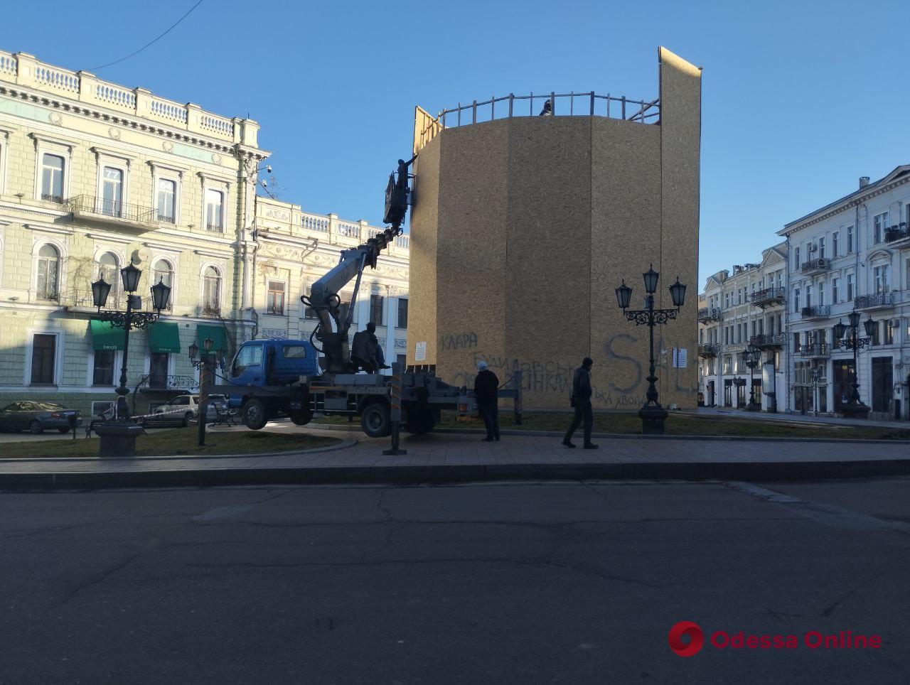 В Одессе начали готовить к демонтажу памятник Екатерине II (фото, видео)
