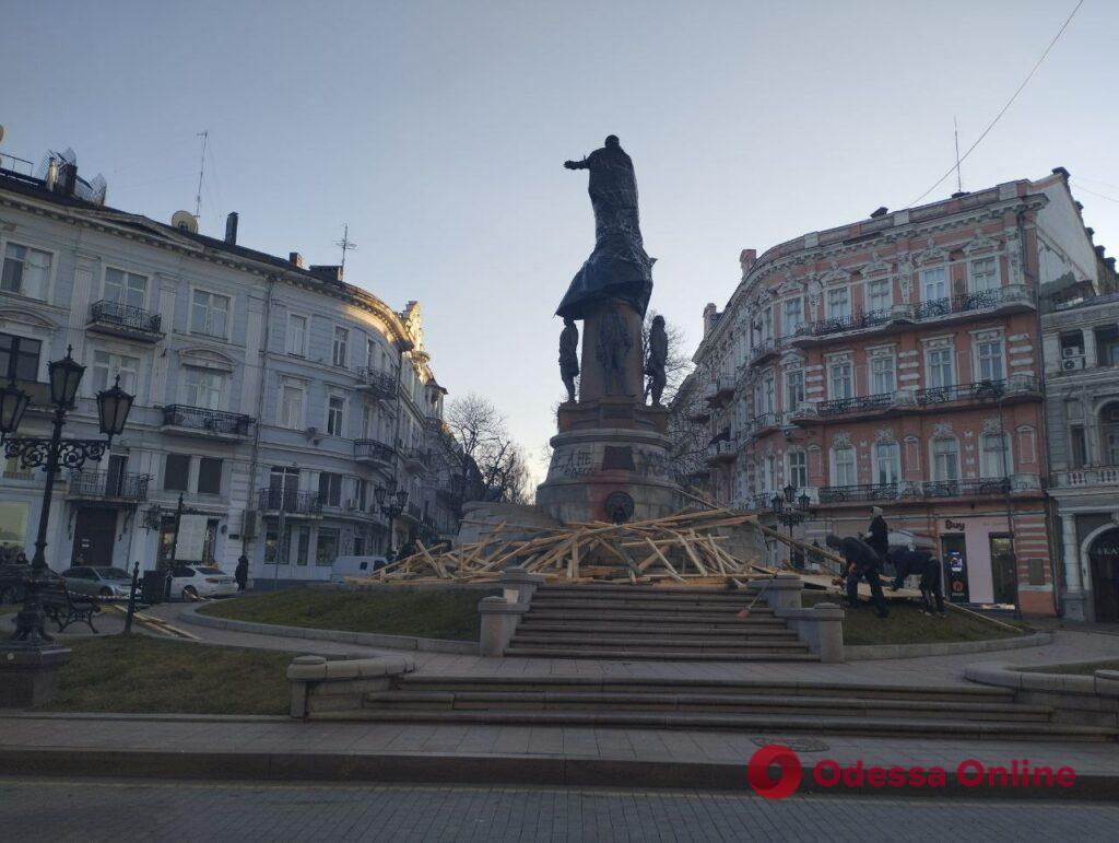 Одесские коммунальщики разобрали ограждение памятника Екатерине II (фото, видео)
