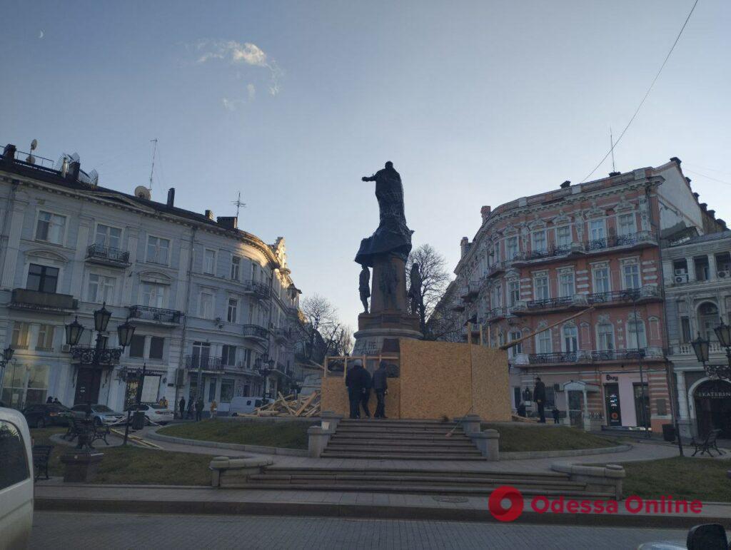 Одесские коммунальщики разобрали ограждение памятника Екатерине II (фото, видео)