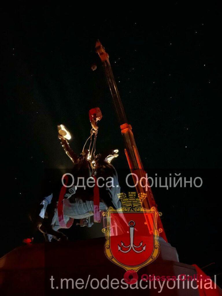В Одессе демонтировали памятник Суворову (фото, видео)