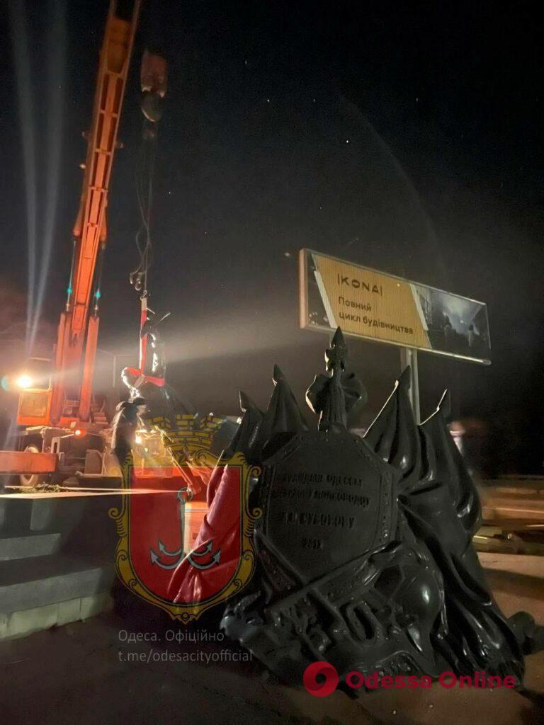 В Одессе демонтировали памятник Суворову (фото, видео)