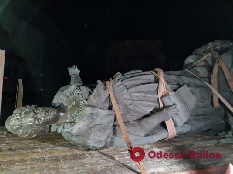 У Новий рік – без Катерини II: в Одесі вночі почали демонтувати пам’ятник російській імператриці (оновлюється)