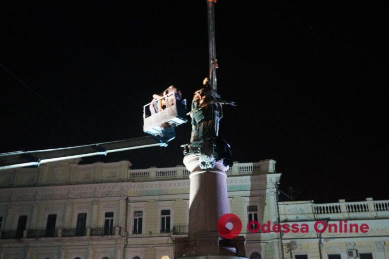 В Новый год – без Екатерины II: в Одессе ночью начали демонтировать памятник российской императрице (обновляется)
