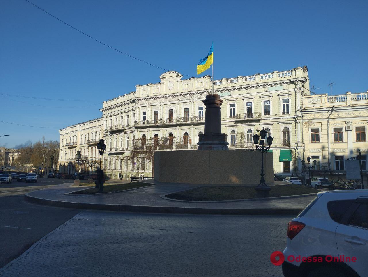 В Одессе на месте демонтированного памятника Екатерине II установили флаг Украины (фотофакт)