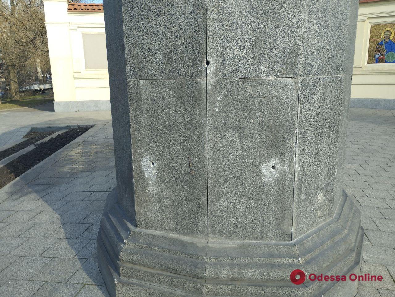В Одессе на месте демонтированного памятника Екатерине II установили флаг Украины (фотофакт)