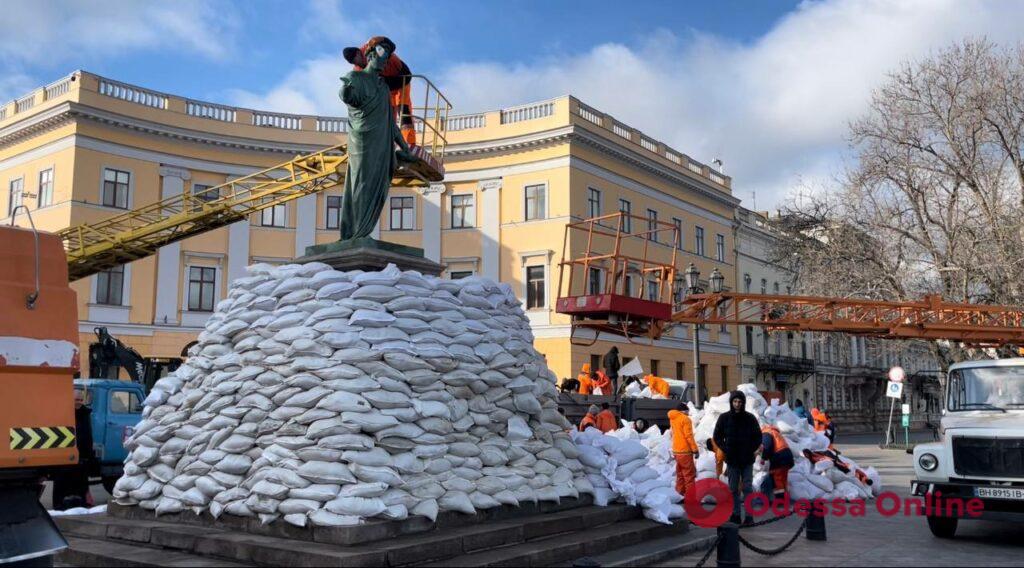 Одесские коммунальщики помыли Дюка и обновили мешки с песком вокруг символа города