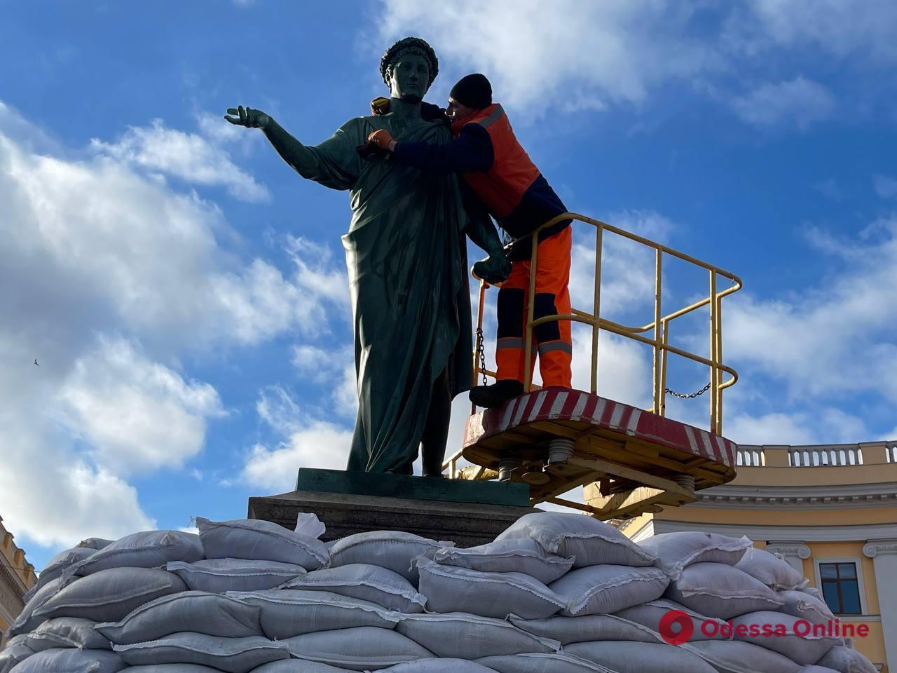Одесские коммунальщики помыли Дюка и обновили мешки с песком вокруг символа города