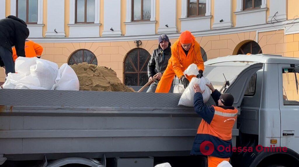 Одеські комунальники помили Дюка та оновили мішки з піском навколо символу міста