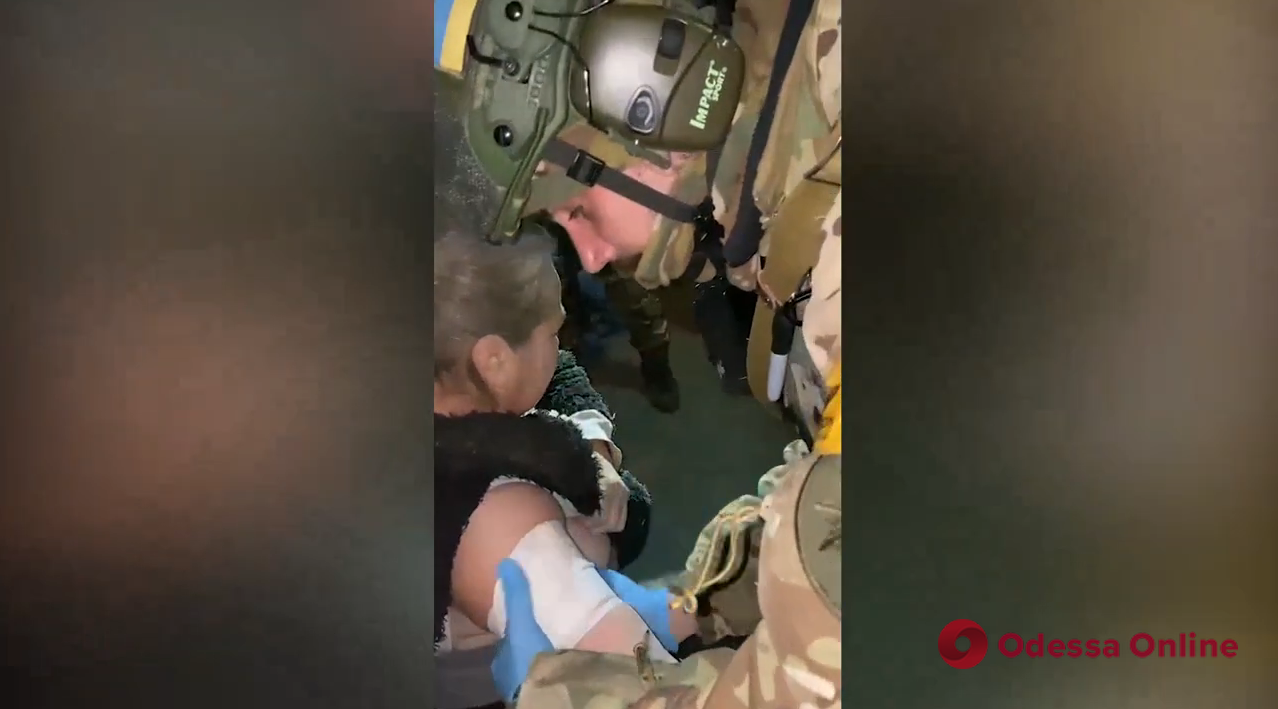 Одесские полицейские спасли в Херсоне женщину, которая оказалась под завалами после обстрела (видео)