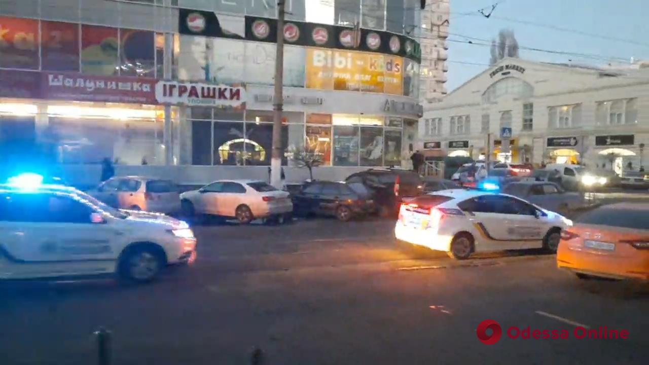 Одеські патрульні зі службових автівок вітають містян з Новим роком (відео)