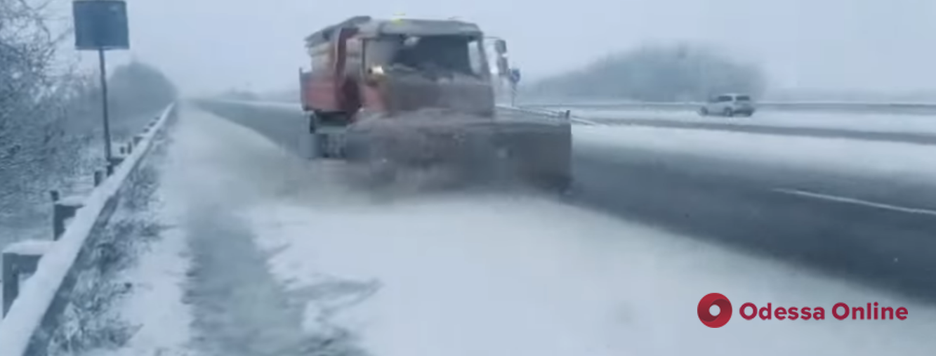 На Одещині розчищають дороги від снігу