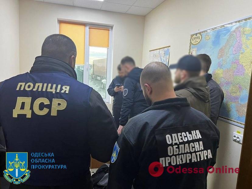 Співробітника Одеської митниці спіймали на одержанні хабара за безперешкодне оформлення партії генераторів та акумуляторів