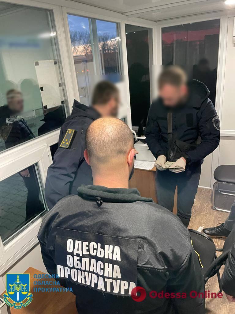 Співробітника Одеської митниці спіймали на одержанні хабара за безперешкодне оформлення партії генераторів та акумуляторів