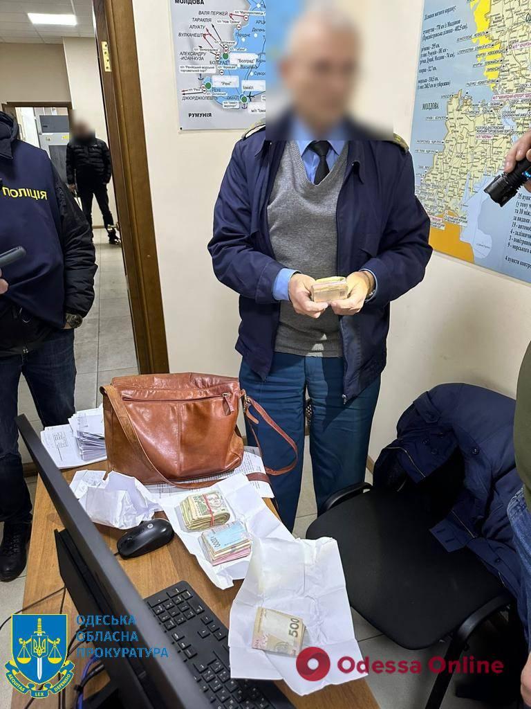 Сотрудника Одесской таможни поймали на получении взятки за беспрепятственное оформление партии генераторов и аккумуляторов