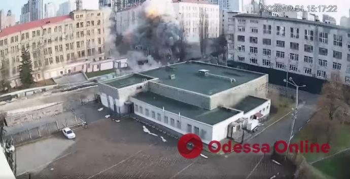 Предновогодний обстрел Киева: появилось видео момента удара российской ракеты