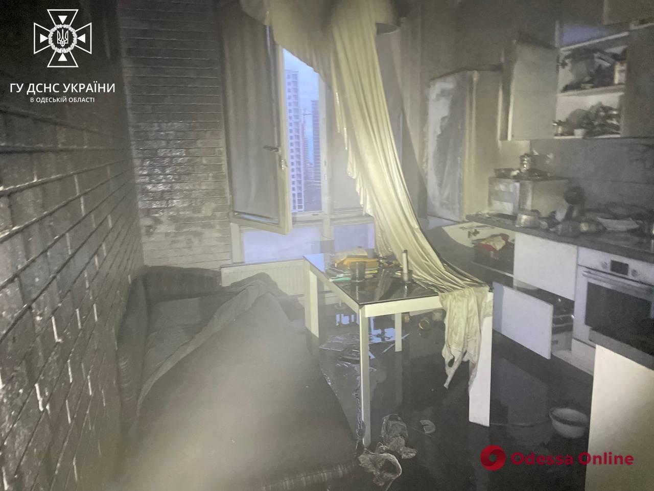 В Одессе произошел смертельный пожар в 24-этажном жилом доме (видео)