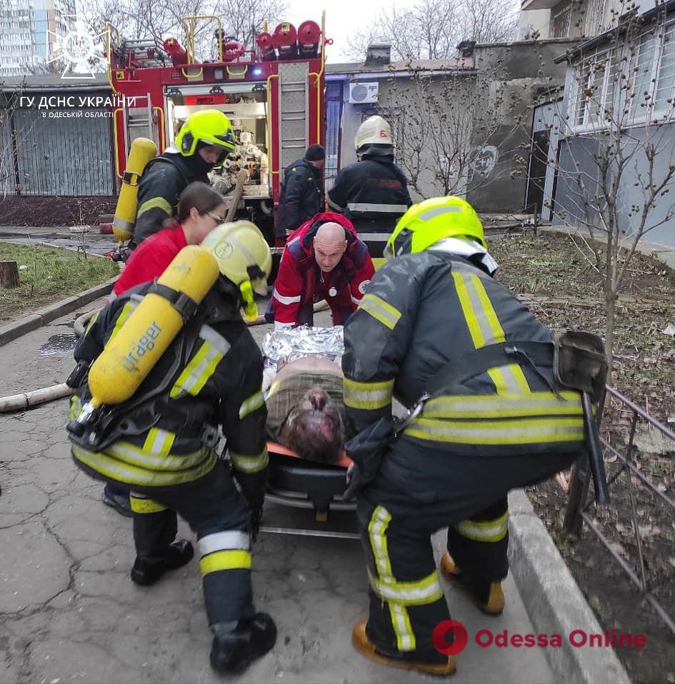 Одесса: во время пожара в многоэтажке на Таирова пострадал мужчина