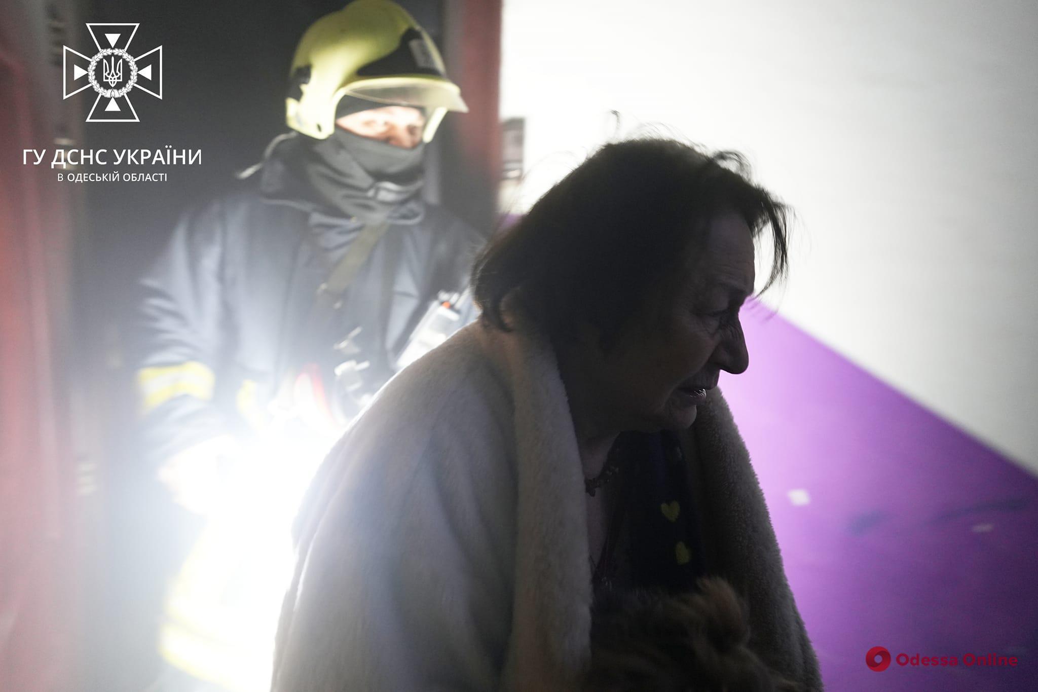 В Одессе во время тушения пожара в квартире спасли пенсионерку