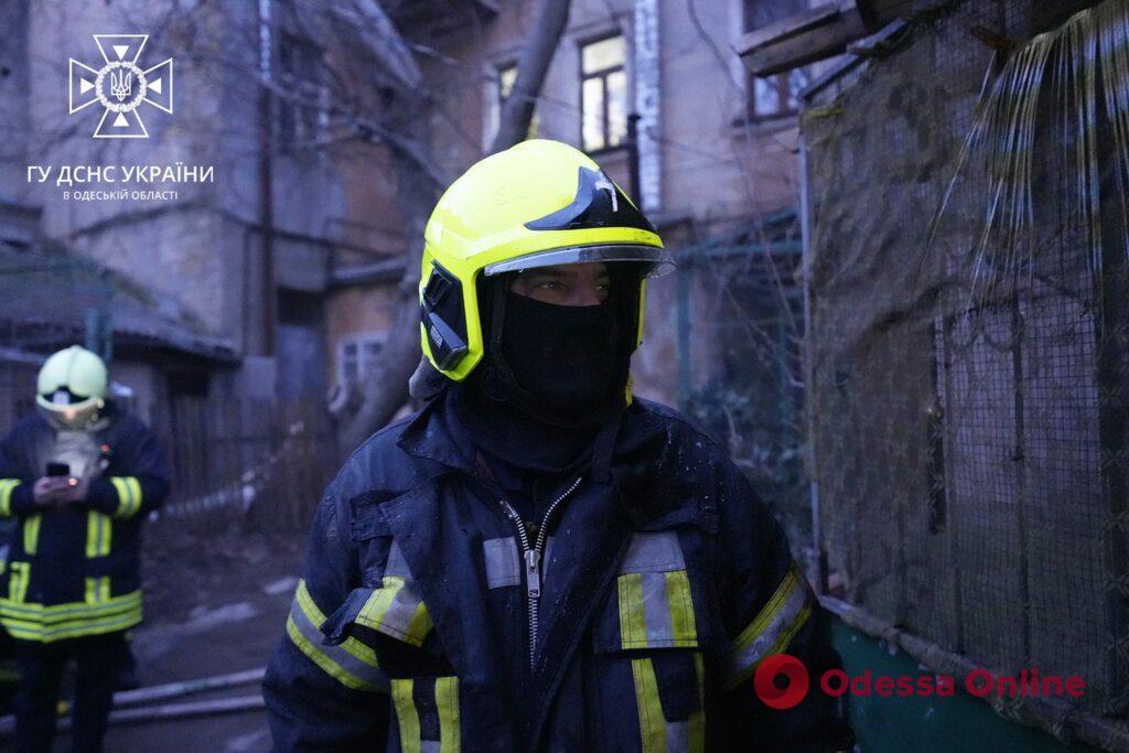В Одессе на Прохоровской спасли человека из горящей квартиры