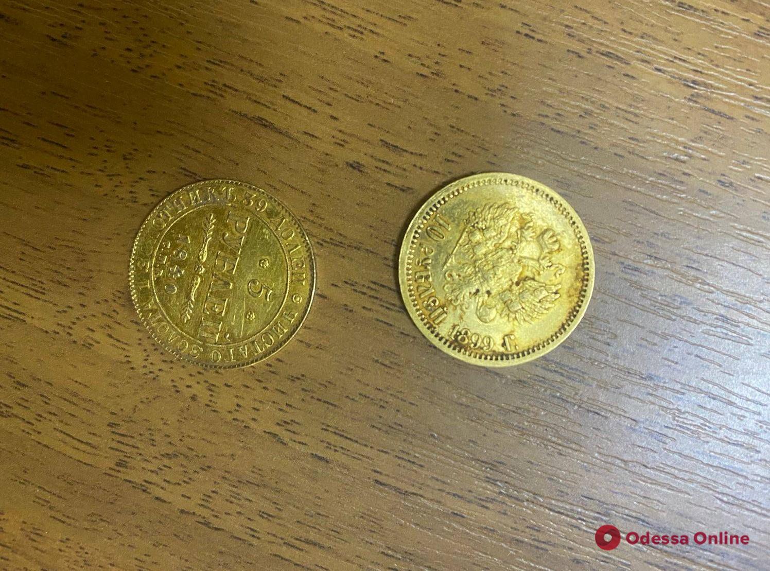 На Одещині подружжя намагалося вивезти до Румунії старовинні монети та медалі часів СРСР