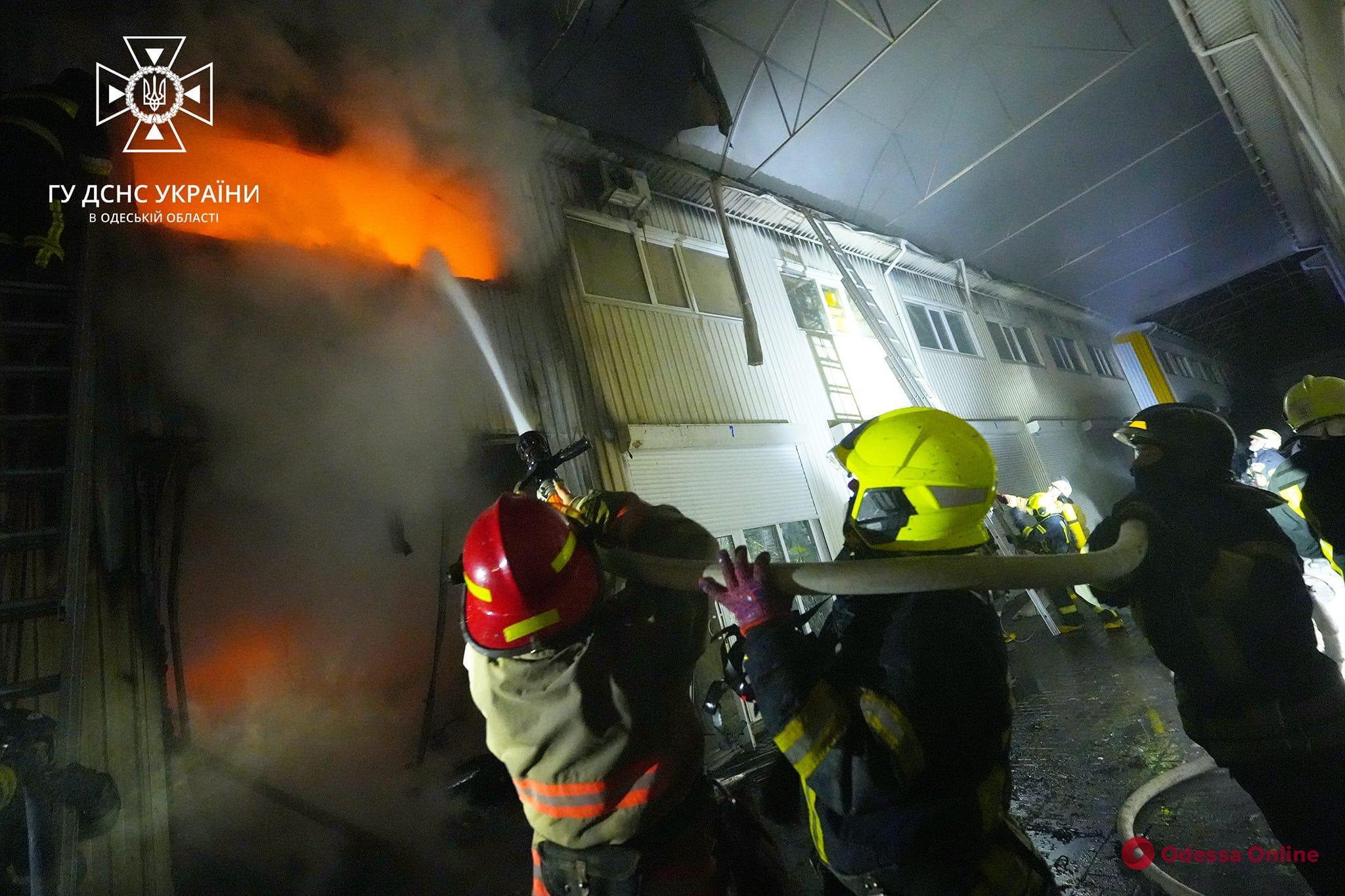 Под Одессой горели торговые павильоны (фото, видео)