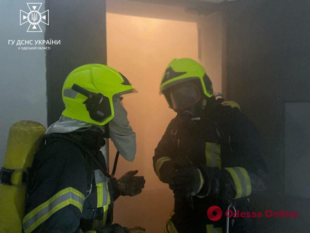 В Одесі на вулиці Маршала Говорова сталася пожежа у квартирі на дев’ятому поверсі