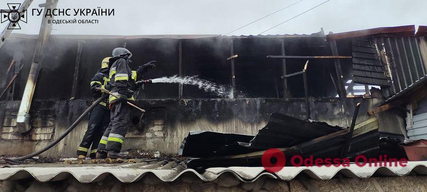 Под Одессой сгорел гараж (фото)