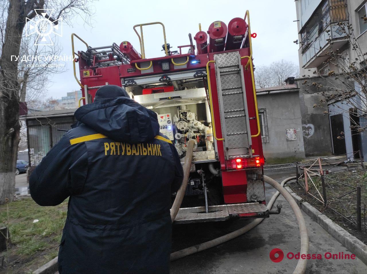 Одесса: во время пожара в многоэтажке на Таирова пострадал мужчина