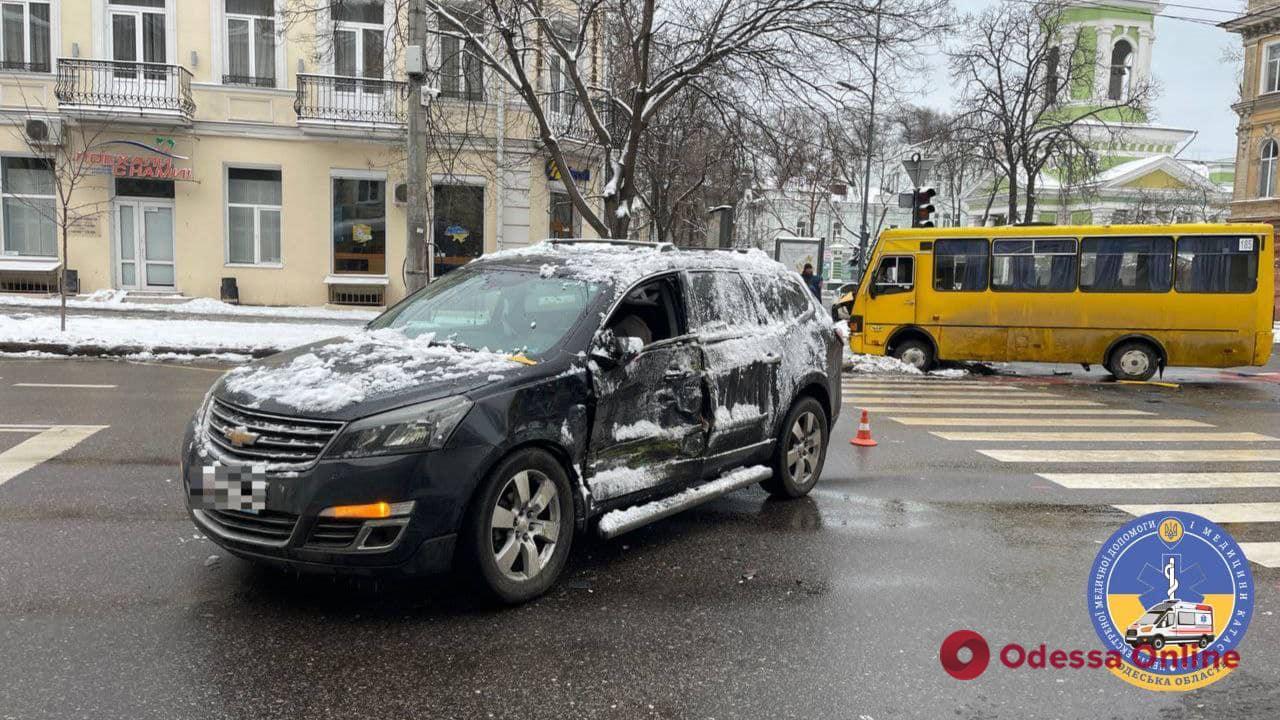 В центре Одессы произошло ДТП с участием маршрутки, есть пострадавшие (фото, обновлено)