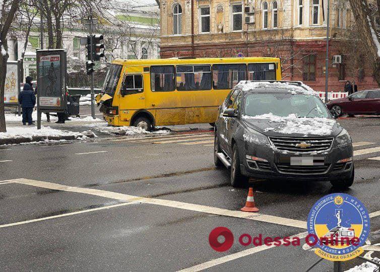 В центре Одессы произошло ДТП с участием маршрутки, есть пострадавшие (фото, обновлено)
