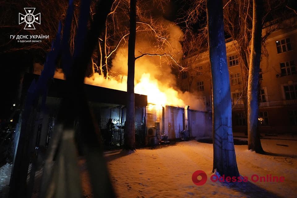 Возле Одесской политехники горело кафе (фото, видео)