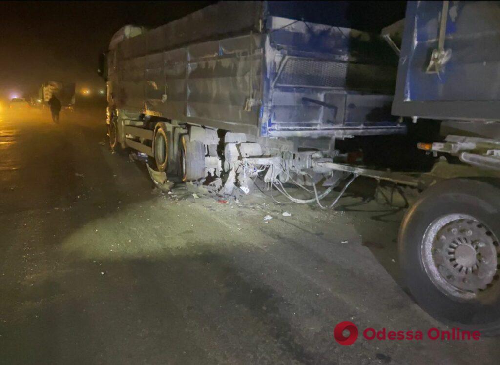 Пьяный водитель врезался в два грузовика на дороге Одесса – Южный