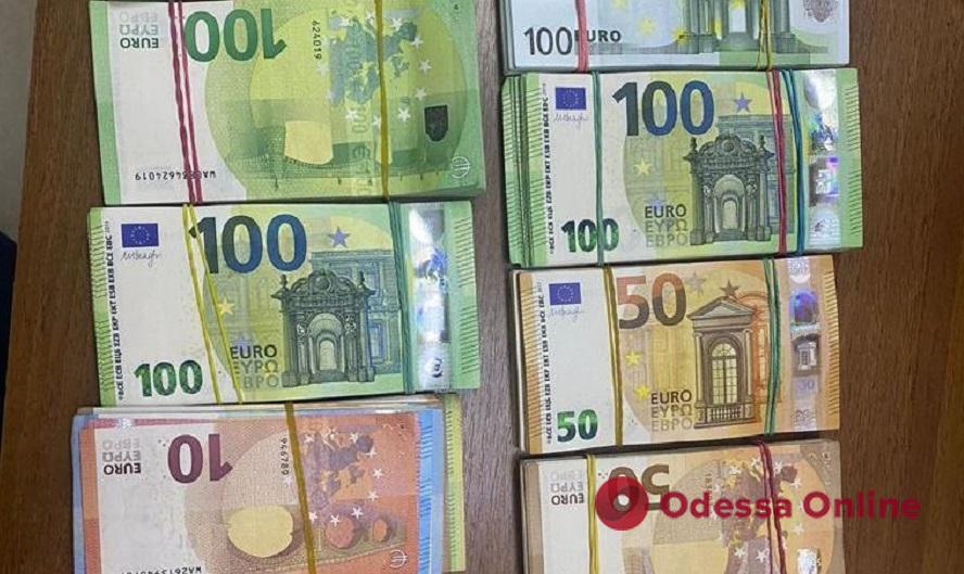 Незадекларовані гроші: на Одещині прикордонники вилучили у жінки 50 тисяч євро