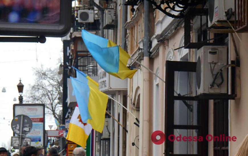 Одесит крав на вулицях українські прапори
