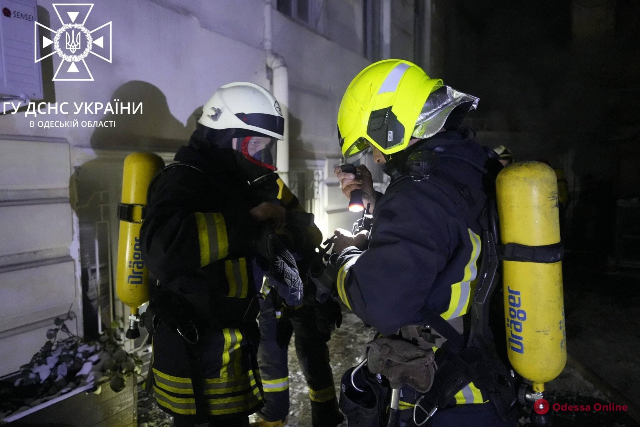В центрі Одеси гасили пожежу у хостелі (фото, відео)