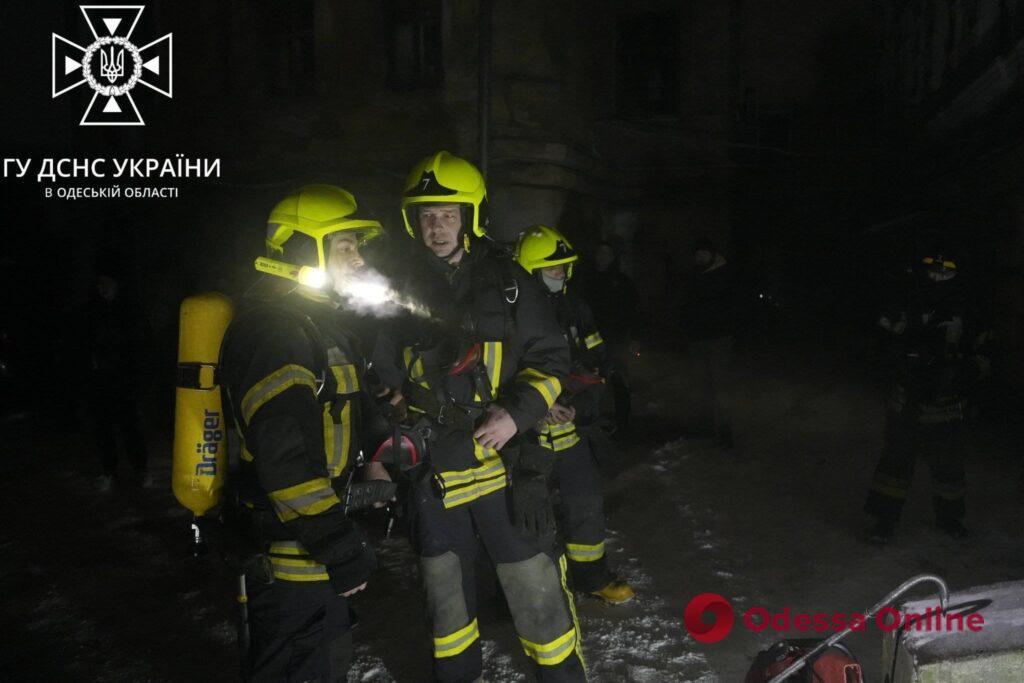 В центрі Одеси гасили пожежу у хостелі (фото, відео)
